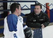 Eishockey Performance Coaching: Mentalcoach Dr. Michael Ullmann im Gespräch an der Bande, 2012