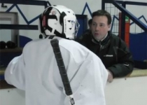 Eishockey Goalie Coaching: Mentalcoach Dr. Michael Ullmann im Gespräch an der Bande, 2012