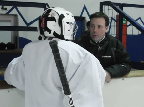 Eishockey Goalie Coaching: Mentalcoach Dr. Michael Ullmann im Gespräch an der Bande, 2012